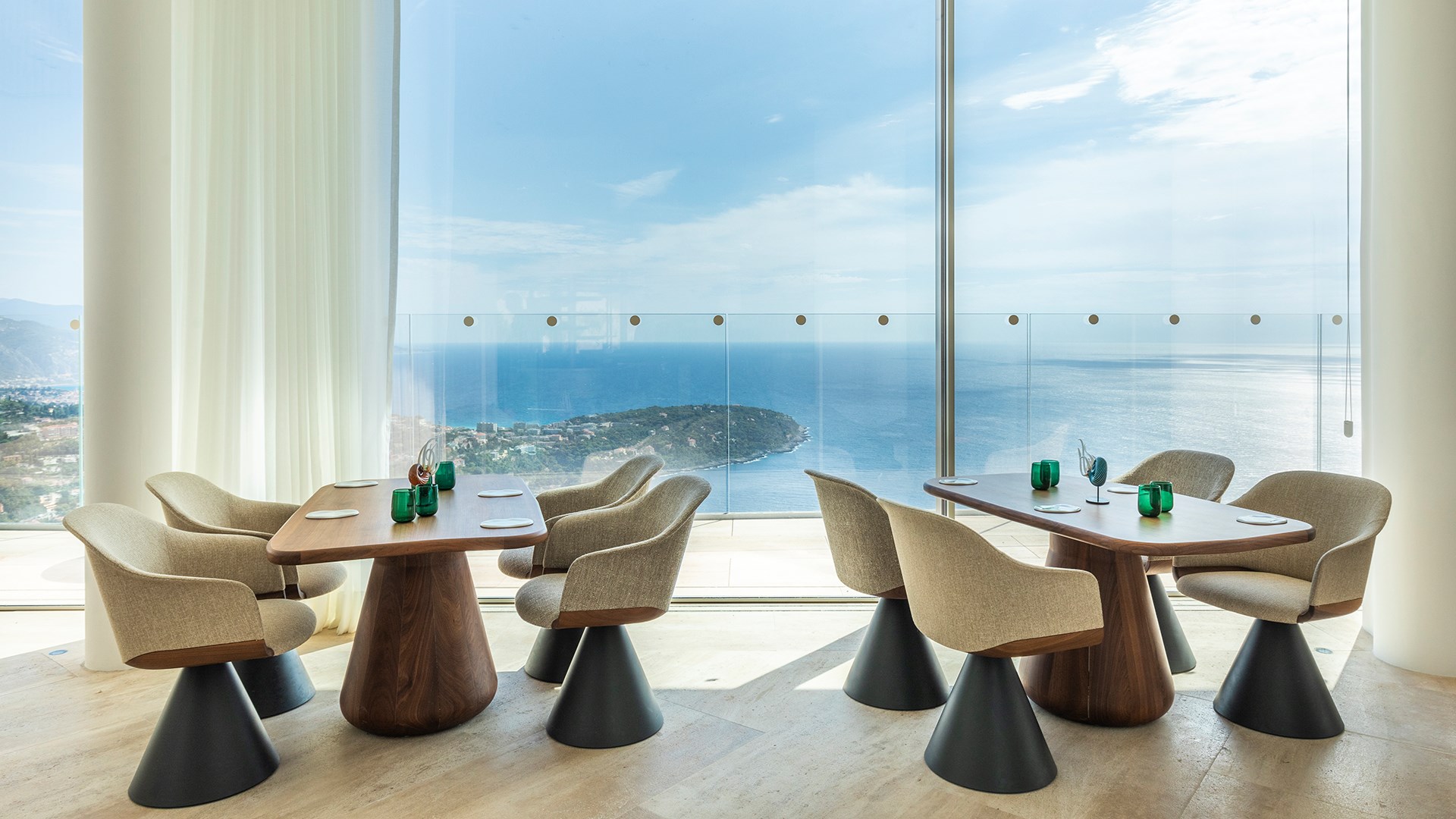 La salle du restaurant Ceto avec une grande baie vitrée donnant sur la mer