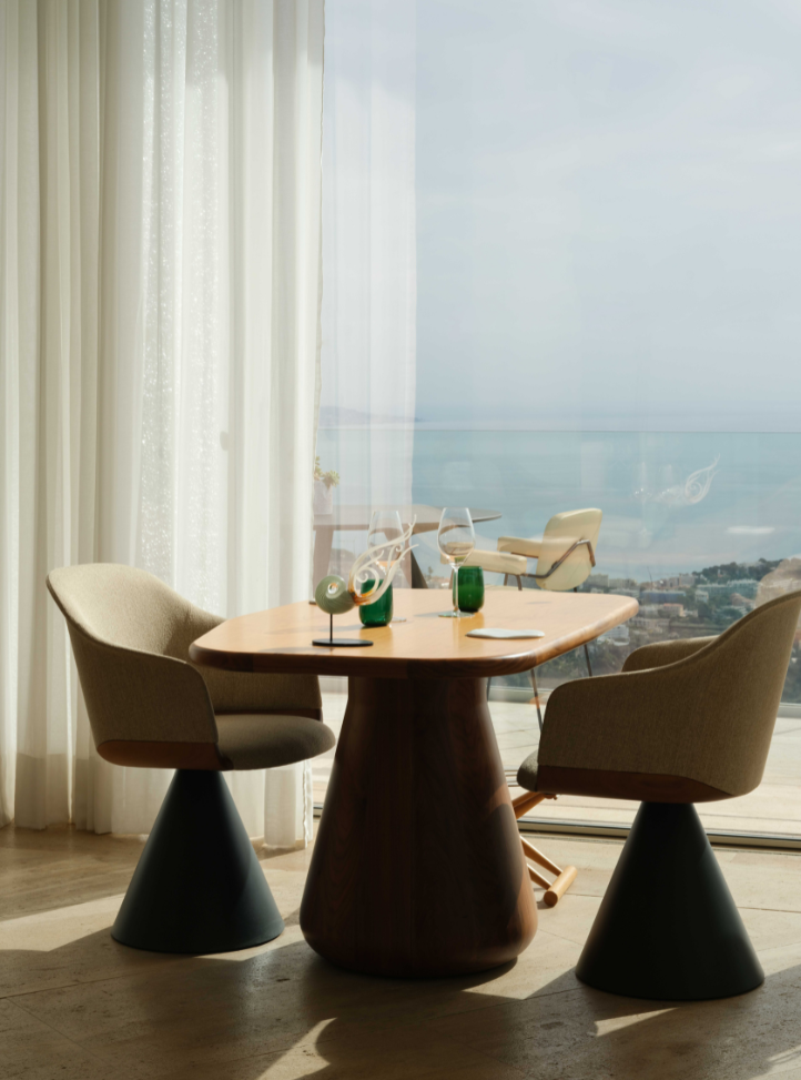 Table de restaurant face à la mer - Restaurant table in front of the sea view