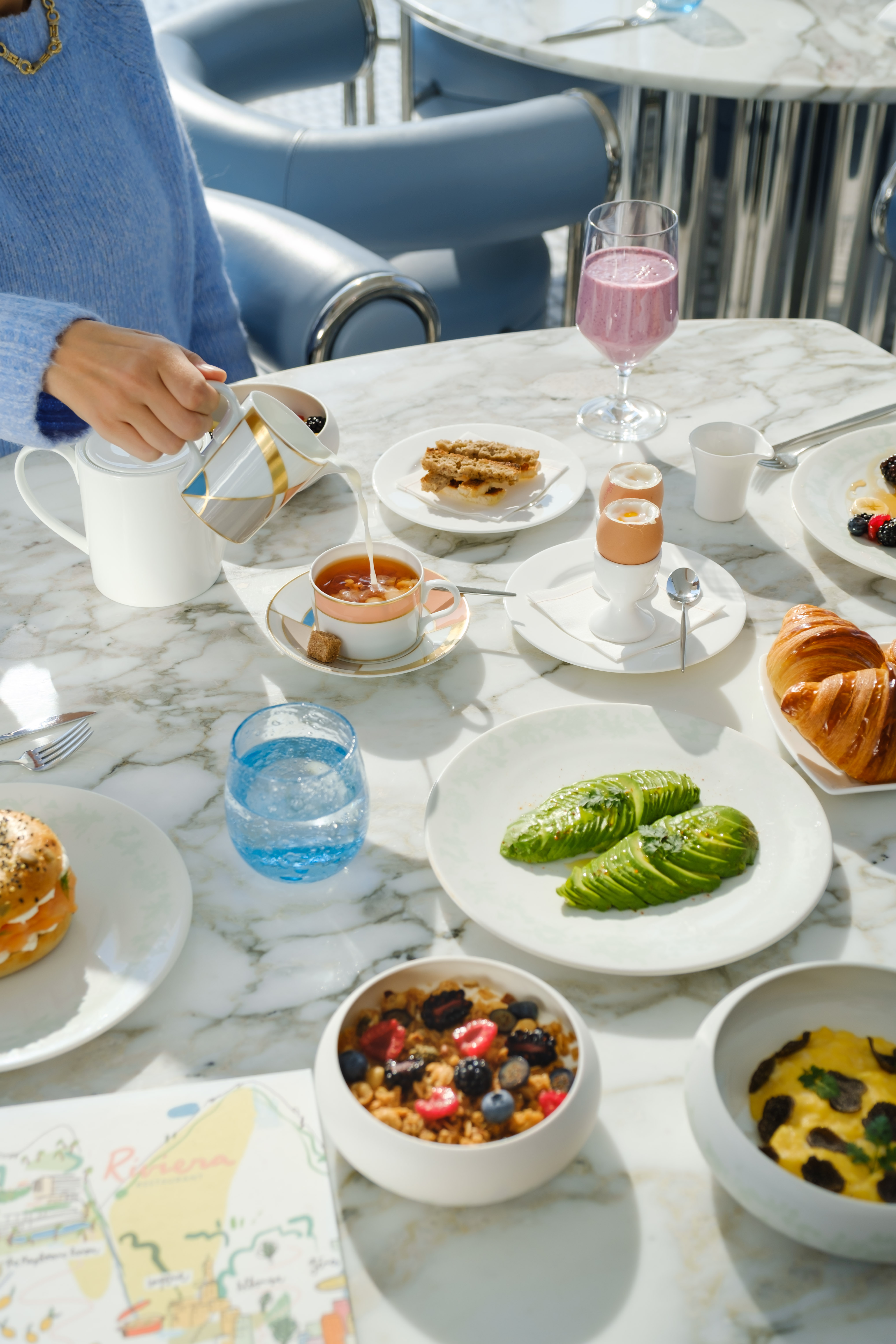 petit déjeuner, table en marbre, thé et café, avocat et gateaux