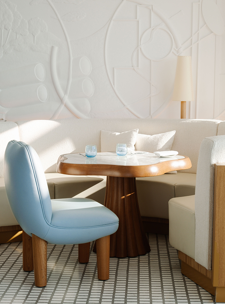 Canapé d'angle blanc, table et chaise au restaurant Riviera.