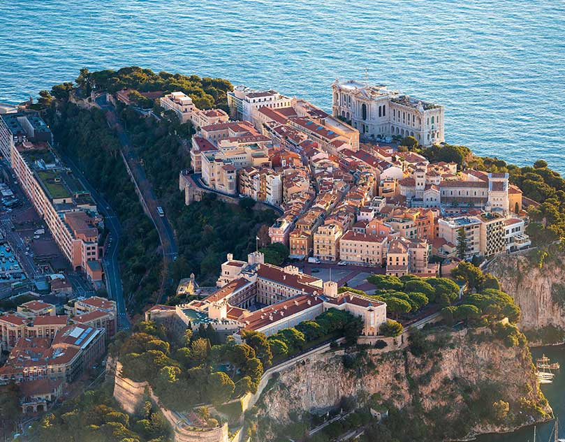 Panoramic view of houses next to the coast.