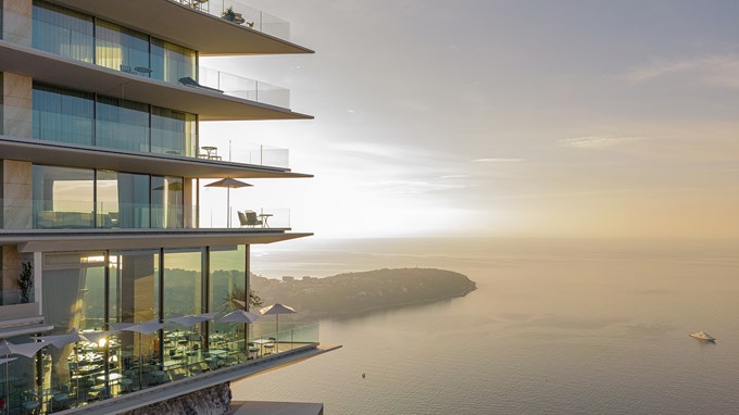 Le Maybourne Riviera vu d'un drone avec la mer à l'infini et le soleil couchant