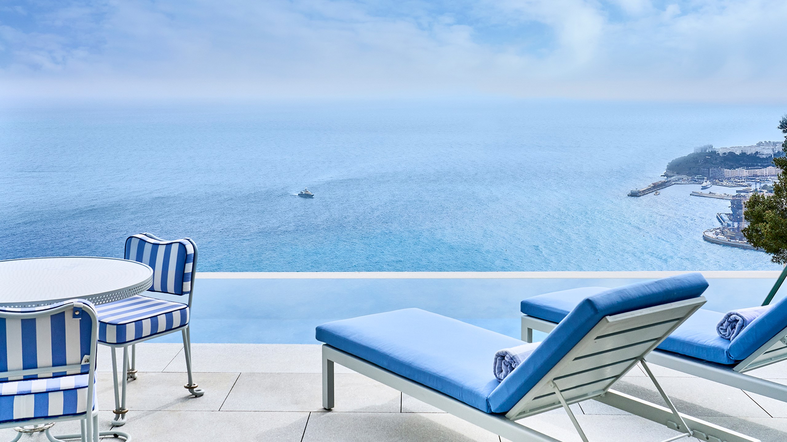 Une terrasse avec piscine privée, table et transats au Maybourne Riviera