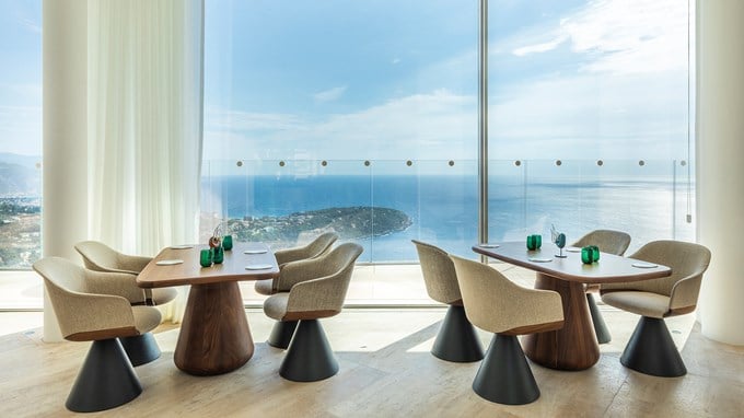 La salle du restaurant Ceto avec une grande baie vitrée donnant sur la mer