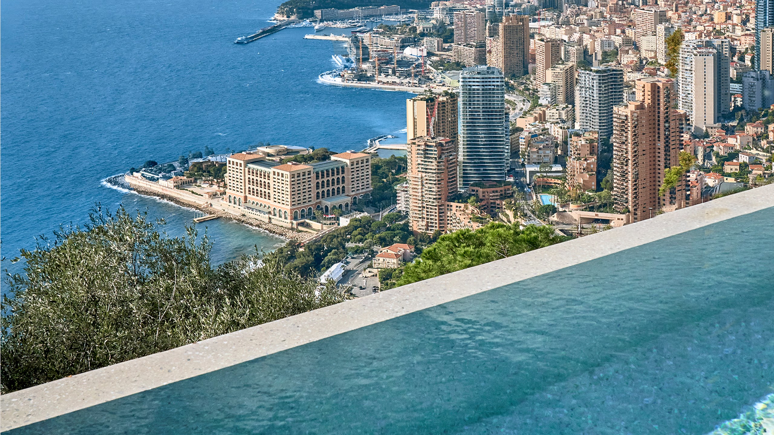 Une piscine privée avec la vue sur Monaco au Maybourne Riviera