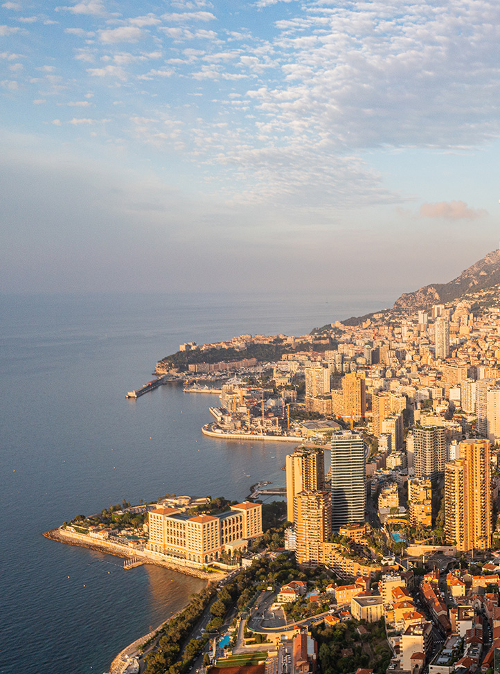 Vue de Monaco et du littoral au coucher de soleil depuis Le Maybourne Riviera