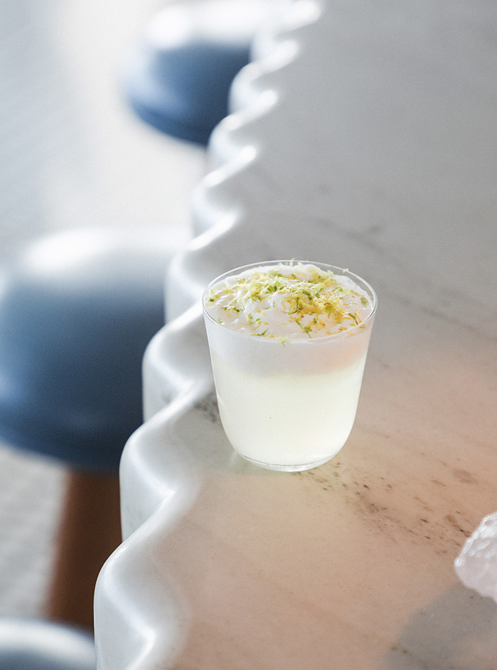 Cocktail servi sur une table en marbre à Le 300 au Maybourne Riviera