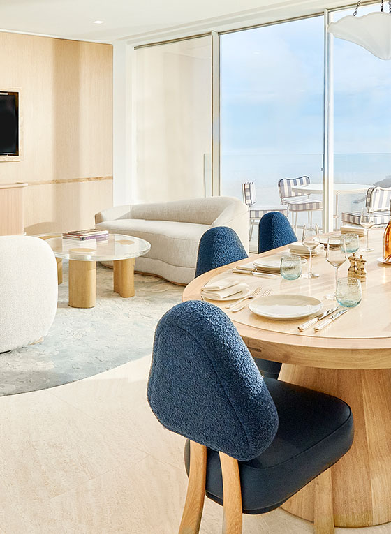 Azur Suite at The Maybourne Riviera - Living room with table, lounge and terrace view onto the sea