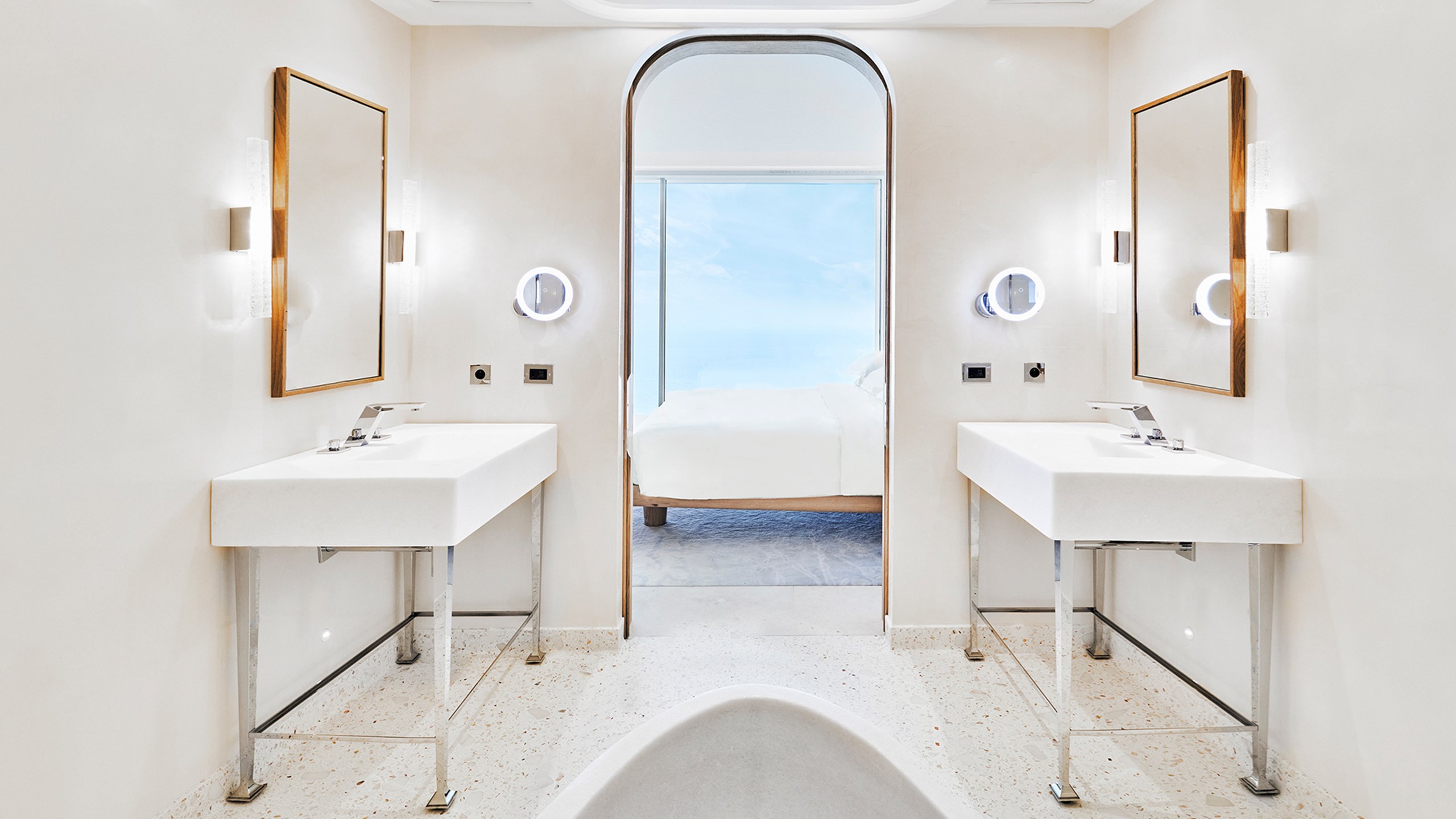 Suite Corniche Duplex - salle de bain avec lavabos et vue sur la chambre