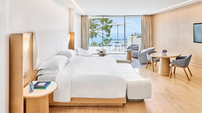 Corniche Junior Suite - bedroom