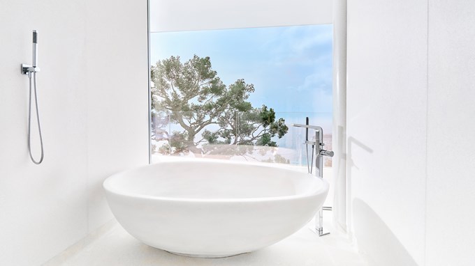Suite Corniche - salle de bain avec baignoire et vue sur la mer.