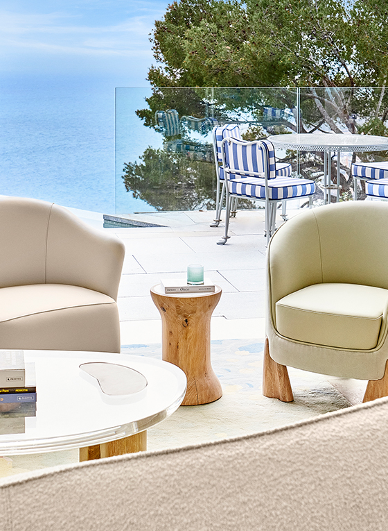 Suite Duplex Piscine - salon avec fauteils, table basse, vue sur la terrasse avec piscine privée, table d'extérieur et chaises, et vue sur la mer à l'infini.
