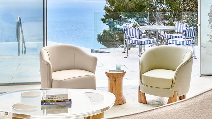 Suite Duplex Piscine - salon avec fauteils, table basse et terrasse avec piscine, chaises et table.