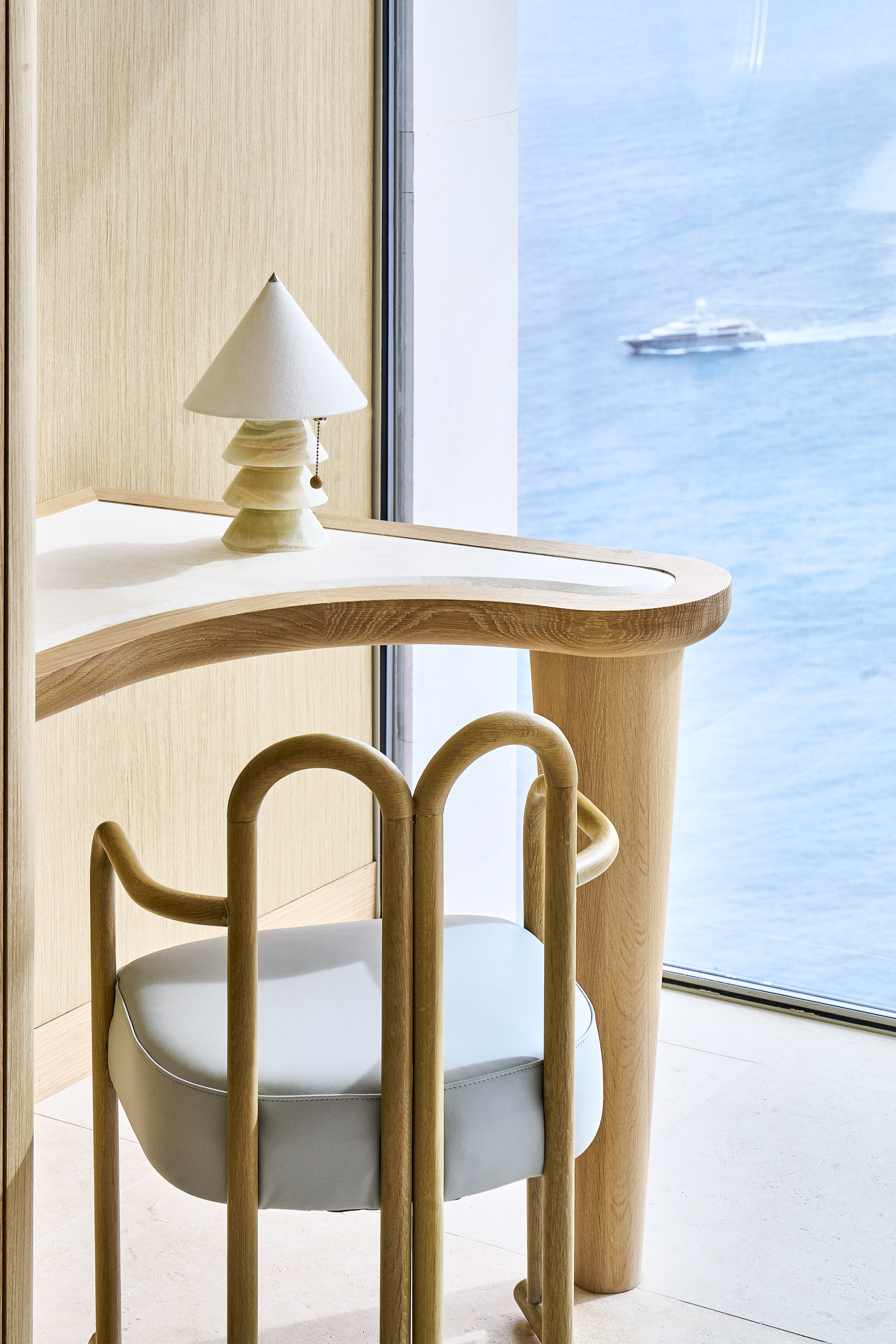 The Maybourne Riviera - bureau avec chaise devant et vue sur la mer
