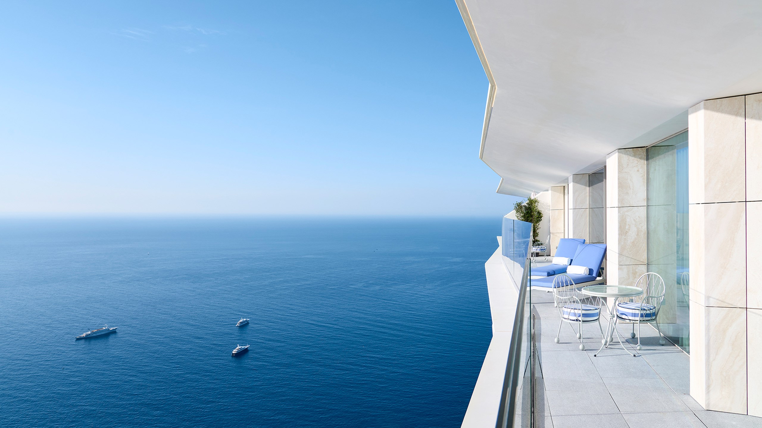 Grand Riviera Suite - terrace with lounges and view on the sea.