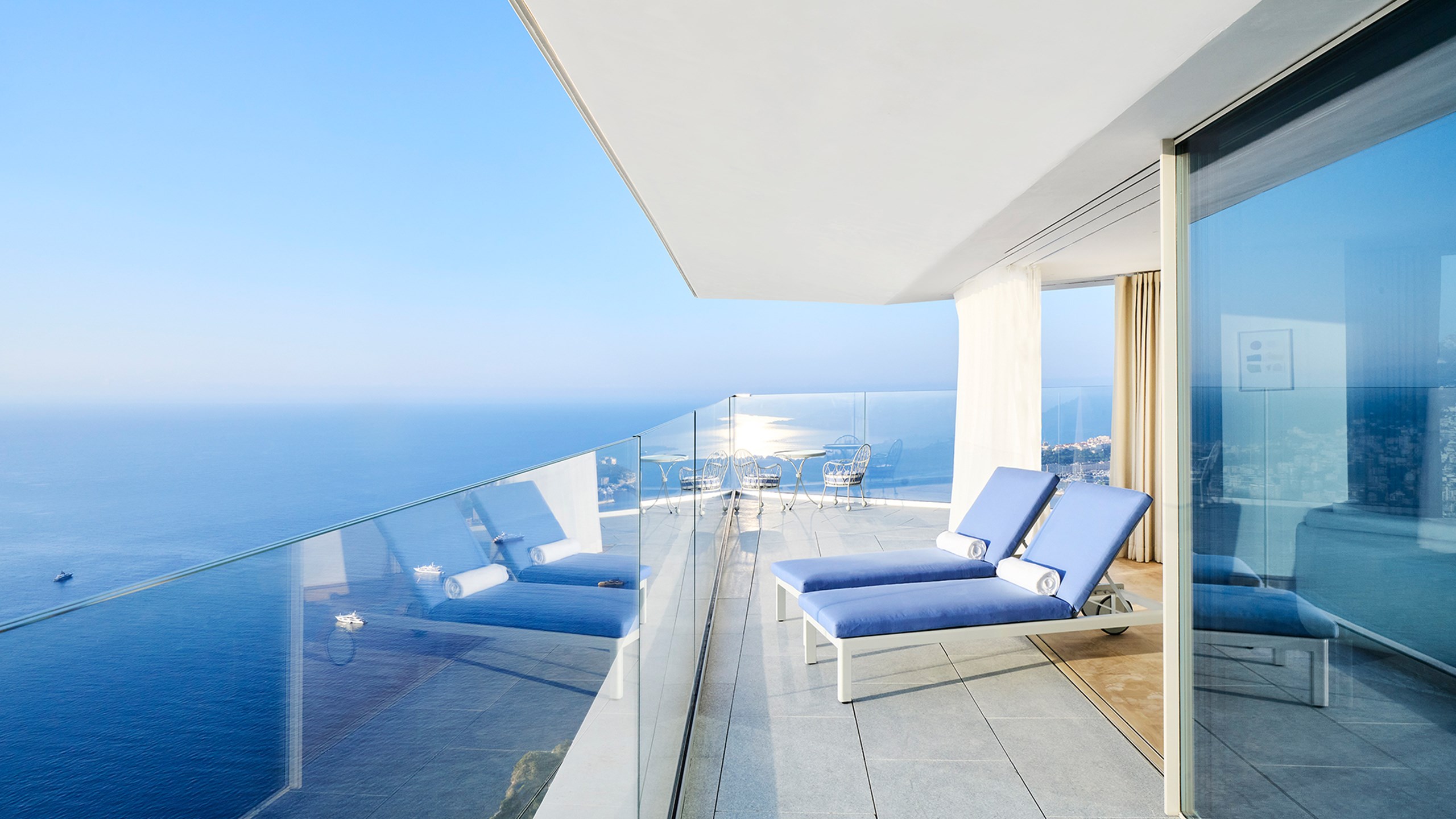 Suite Panoramique - Terrasse avec transats et vue sur la mer