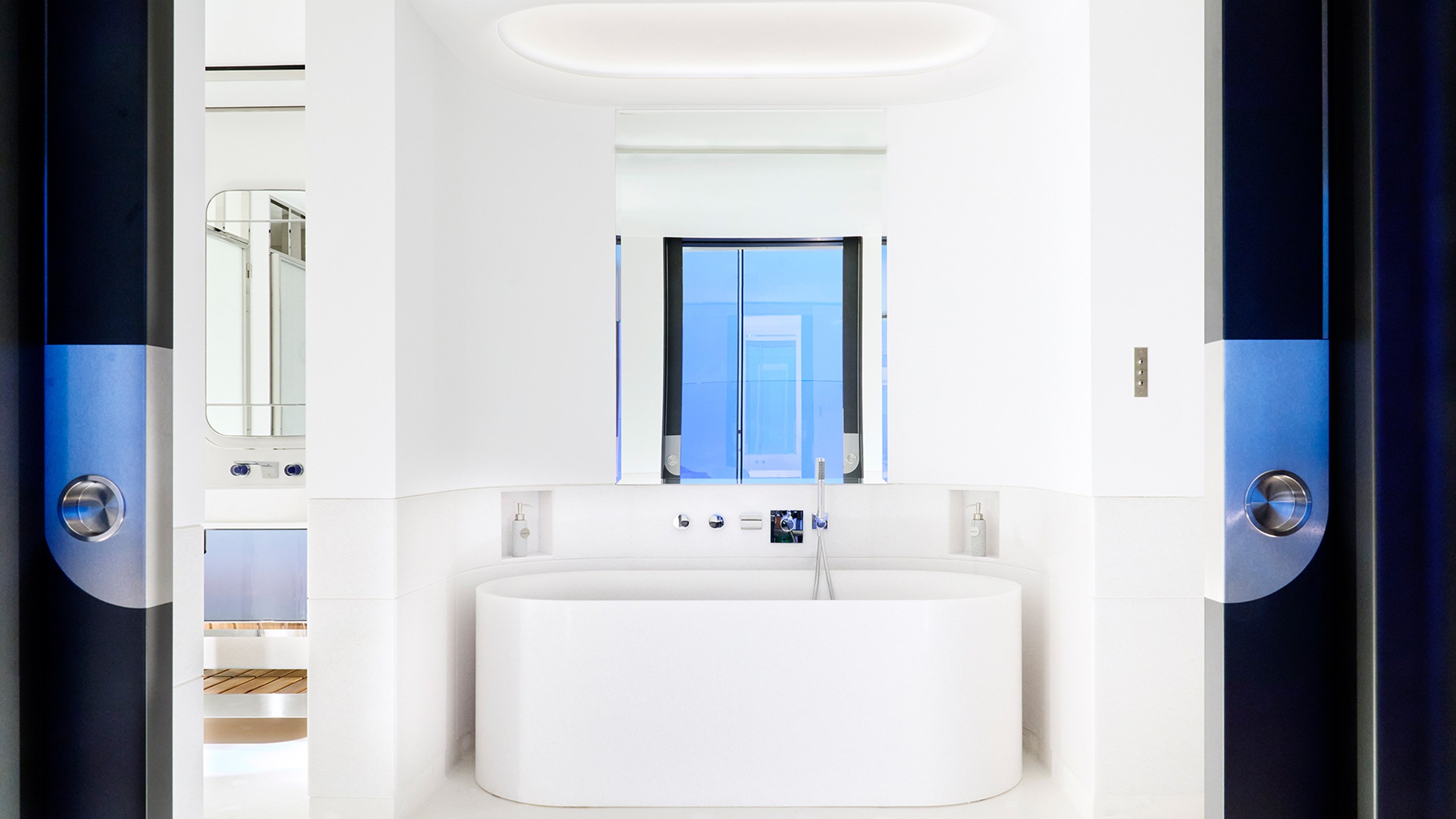 Panoramic Suite - bathroom with bathtub and mirror above it.