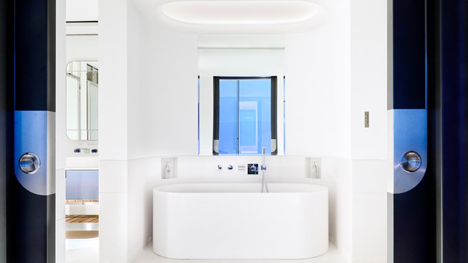 Panoramic Suite - bathroom with bathtub and mirror above it.