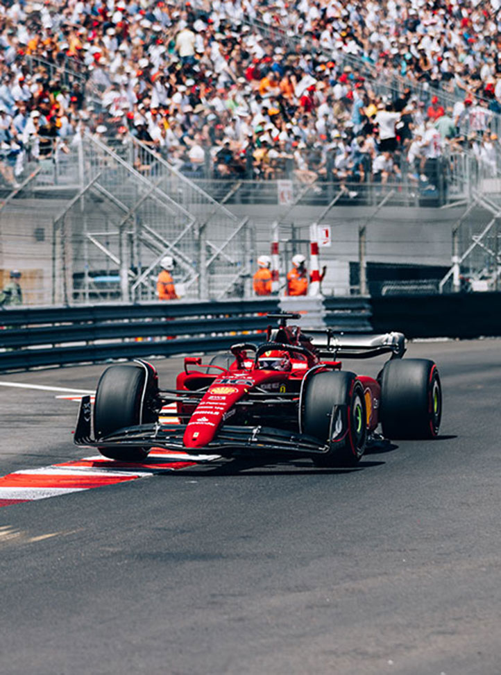 Voiture Ferrari F1 roulant sur la piste du Grand Prix de Monaco
