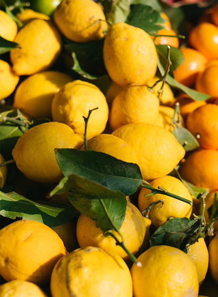 Des citrons jaunes les uns sur les autres.