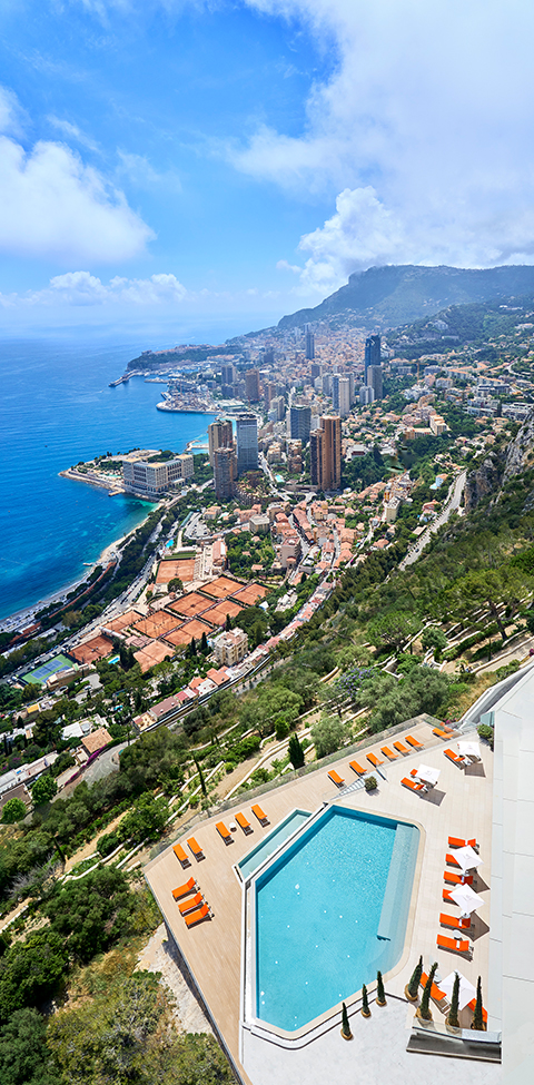 Vue du ciel sur la piscine du Maybourne Riviera et les courts de tennis des Monaco Masters.