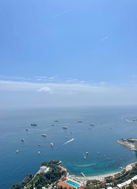 Vue depuis les hauteurs de Monaco sur le port de Monaco et la mer.