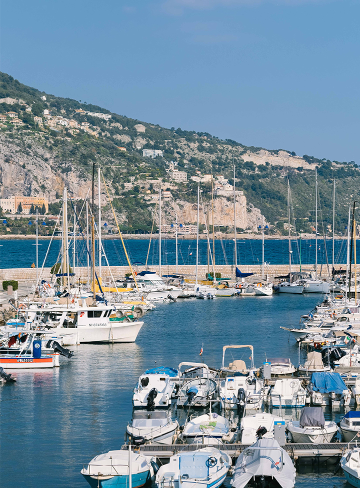 Vue sur le port de Monaco avec des bateaux amarrés.