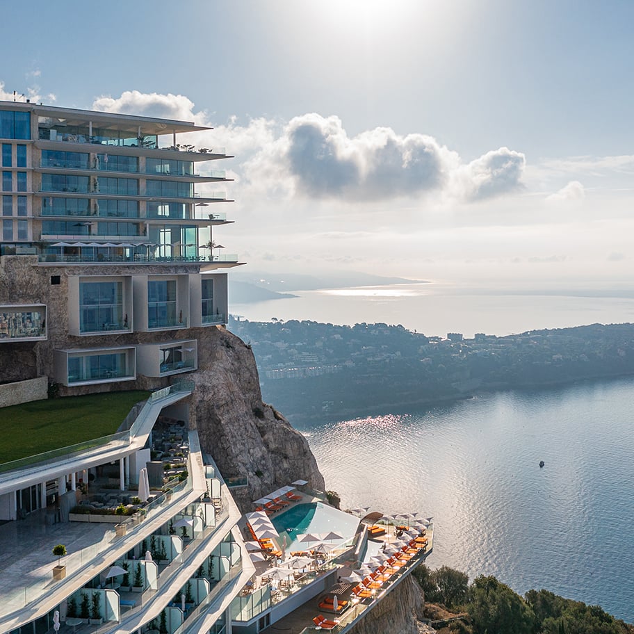 Le Maybourne Riviera de l'extérieur avec une vue sur la cote