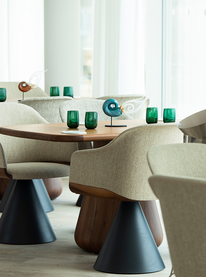 Tables and chairs in the restaurant room at Ceto