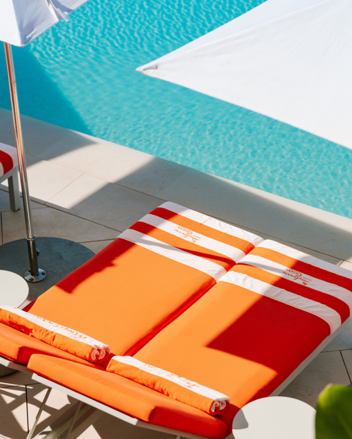 Piscine et transats