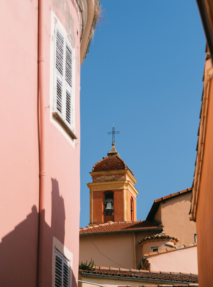 clocher d'une église vu depuis une ruelle - bell tour seen from a narrow street