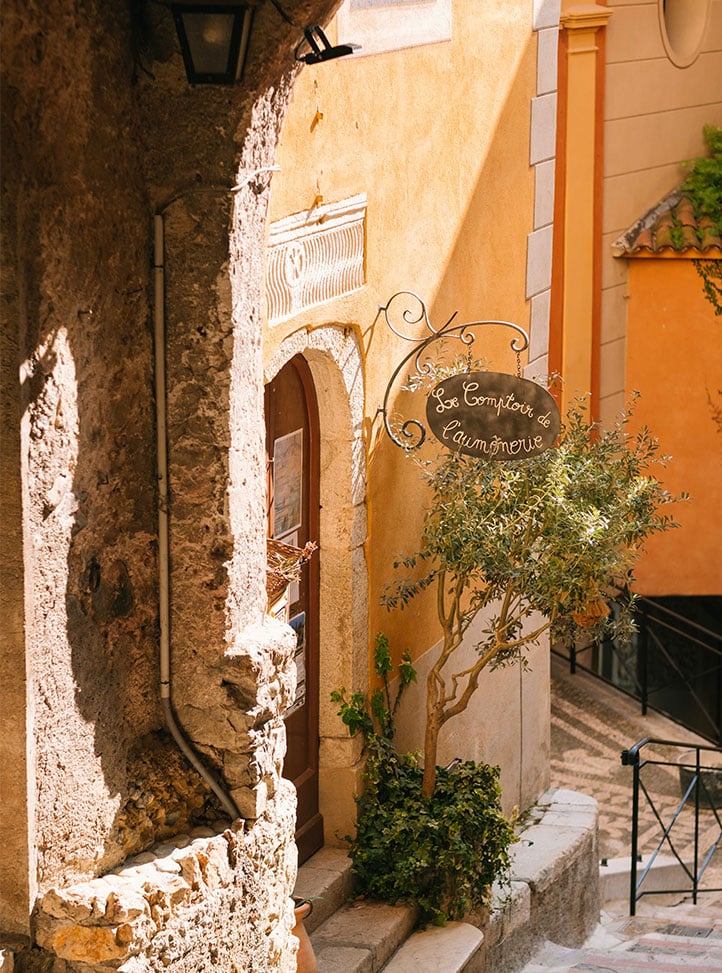 Ruelle pittoresque du village de Roquebrune-Cap-Martin, colorée dans des tons  chauds orangés. Picturesque alley in the village of Roquebrune-Cap-Martin, painted in warm orange tones.