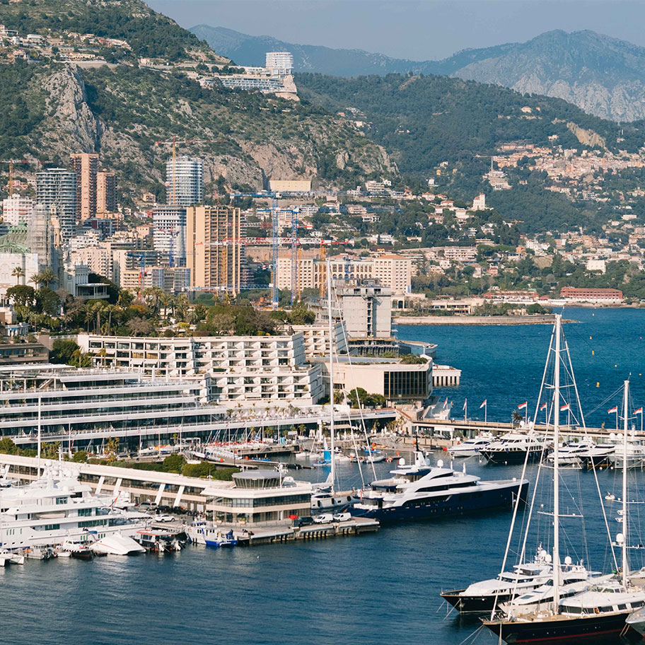 Le port de Monaco avec des bateaux de plaisance et The Maybourne Riviera au loin sur la colline.The  Monaco harbour with boats and The Maybourne Riviera in the distance on the heights.