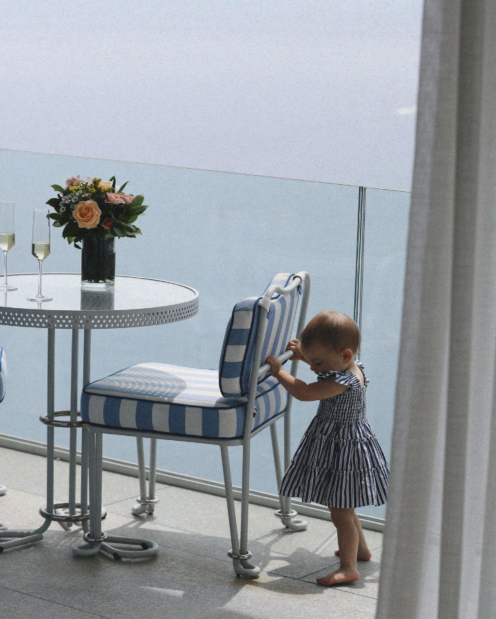 bébé sur la balcon