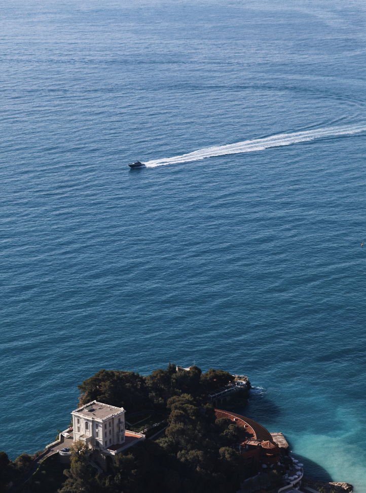 bateau naviguant sur l'eau le long de la côte - boat sailing on the water along the coast