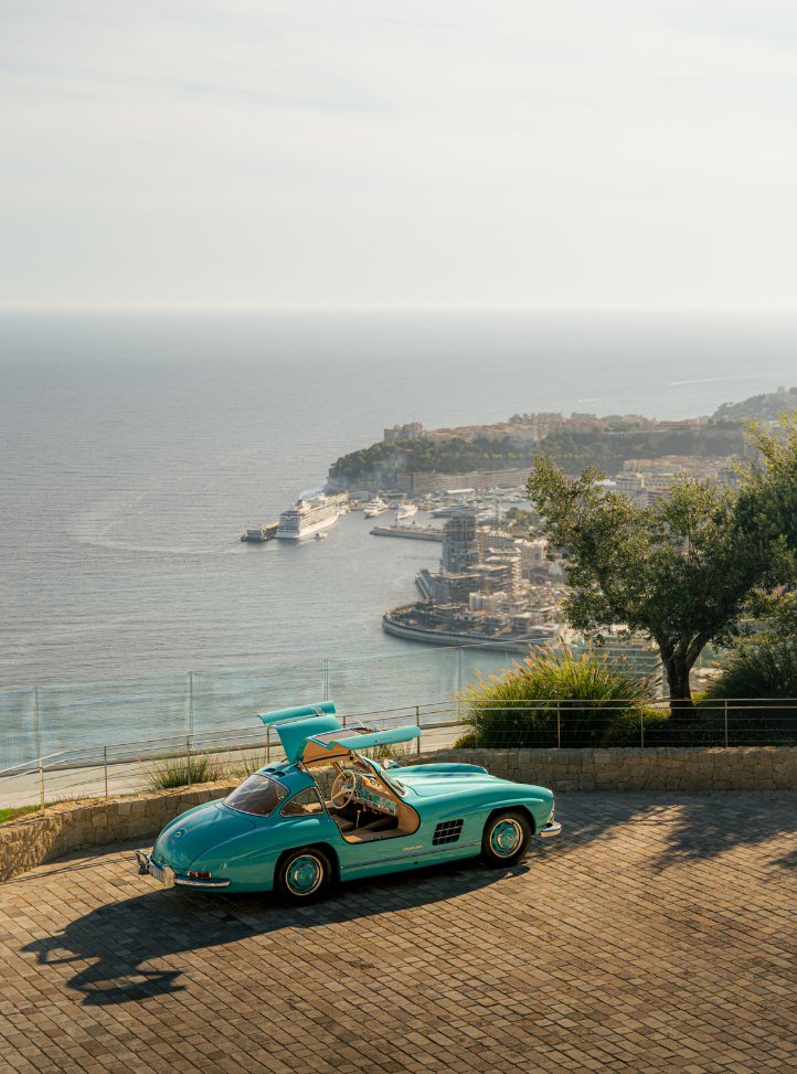 Voiture vintage surplombant la vue Monaco - Vintage car overlooking Monaco