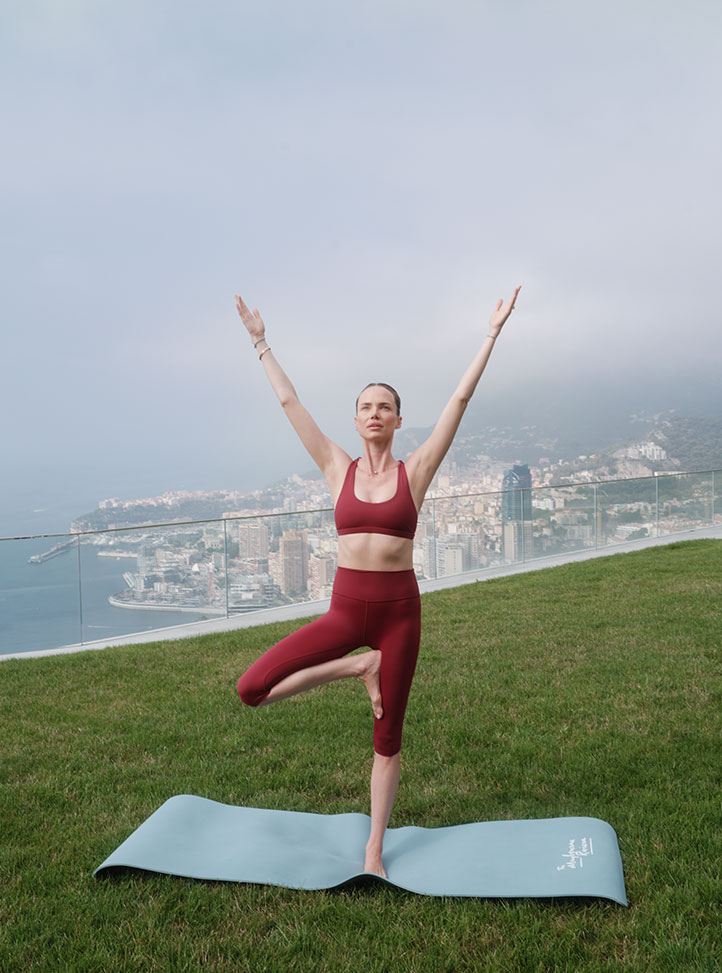 femme réalisant une pose de yoga en extérieur faca à la vue de Monaco - woman doing a yoga pose overlooking Monaco