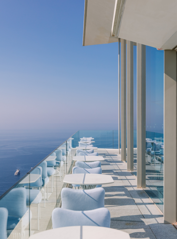 Terrace of 300 bar with sea view