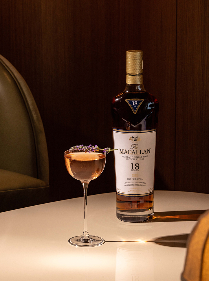 Une bouteille de Macallan et un cocktail sur une table