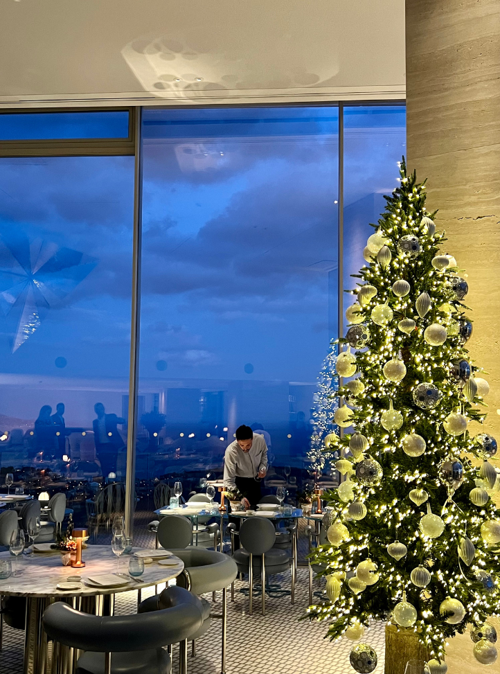 Salle du Restaurant Riviera avec un sapin de Noël illuminé