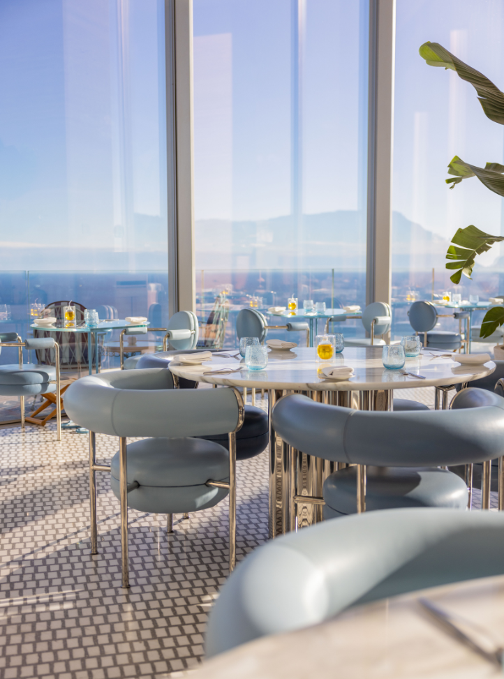 Table de restaurant mise en place avec vue sur la mer en arrière-plan