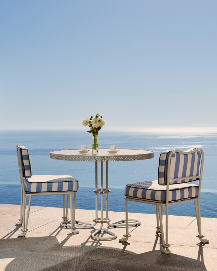 chaises et pîscine