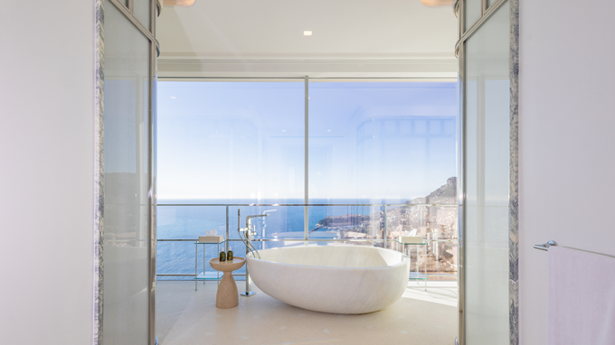 Salle de bain avec une baignoire avec vue sur la mer et Monaco - Bathroom with a bathtub overlooking the sea an Monaco