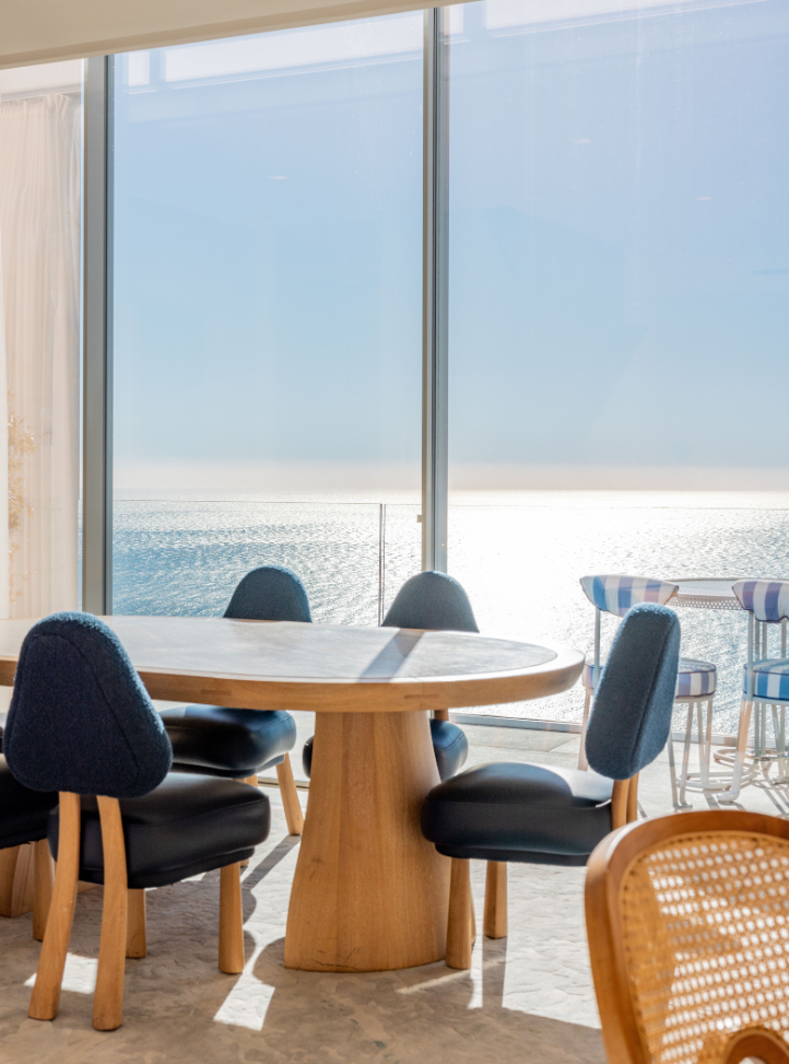 Table à manger avec vue sur la mer - Dining table with sea view