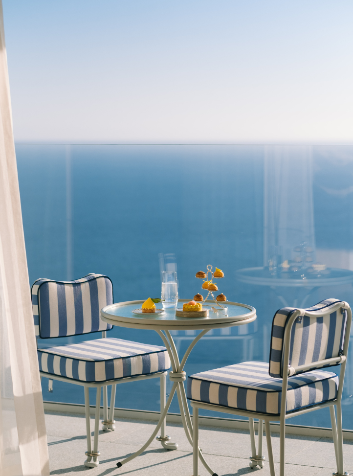 Une table et deux chaises sur une terrasse face à la mer - Table and two chairs on a terrace overlooing the sea