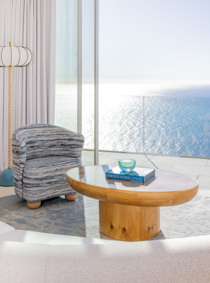 Fauteuil et table basse avec vue sur la mer - Chair and coffee table with sea view