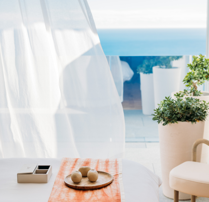 Table de massage face à une terrasse surplombant la mer