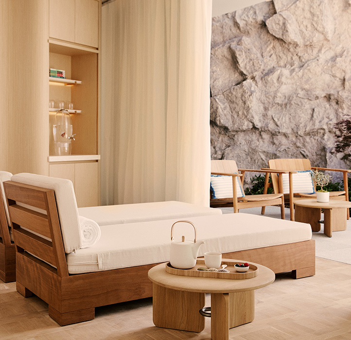 Espace de détente et terrace avec des lits de repos au Maybourne Riviera Spa