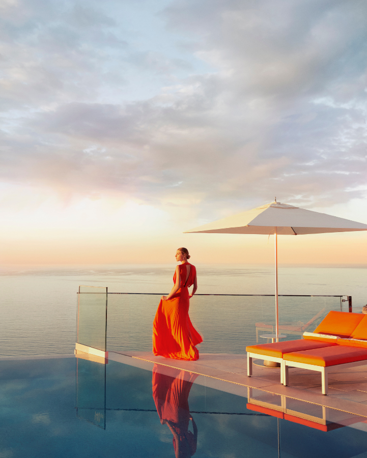 femme devant la piscine
